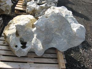 Solitérny kameň, hmotnosť 720 kg, výška 145 cm - Dierovaný vápencový solitérny kameň | T - TAKÁCS veľkoobchod