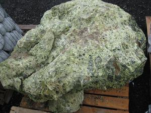 Green Spaghetti solitérny kameň, výška 70 - 110 cm - Vápencový dierovaný solitérny kameň, hmotnosť 200 - 2000 kg | T - TAKÁCS veľkoobchod