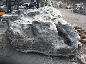 Solitérny kameň, hmotnosť 9160kg, výška 260 cm - Dierovaný vápencový solitérny kameň | T - TAKÁCS veľkoobchod