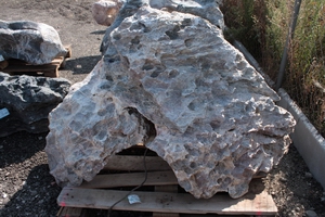 Solitérny kameň, hmotnosť 930 kg, výška 160 cm - Čadičový solitérny kameň | T - TAKÁCS veľkoobchod